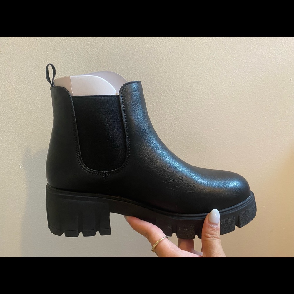 Sasha Chelsea Boot
Size 8
Original price: $49.99
Never worn, still in box